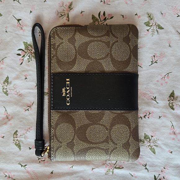 Coach Accessories - BRAND NEW coach wristlet